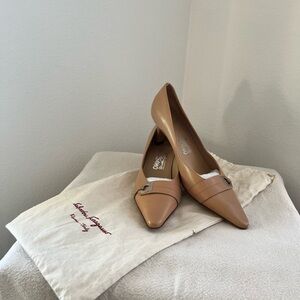 Salvatore Ferragamo Women's Beige Leather Pumps size 7.5